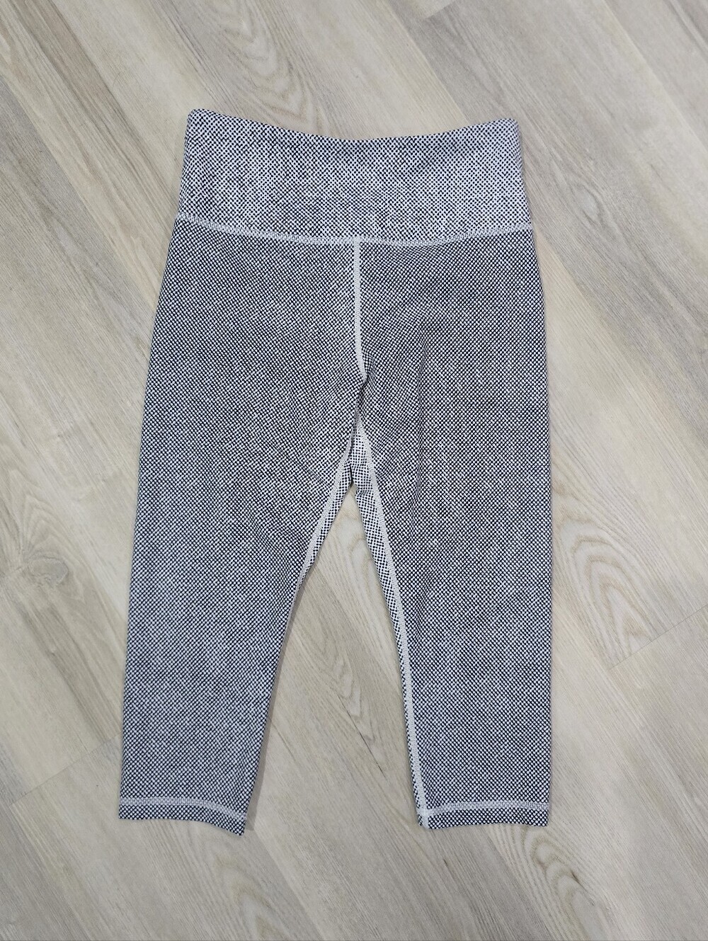 Zyia Active Womens Light and Tight Crop Legging Size 6-8 Black White Pattern